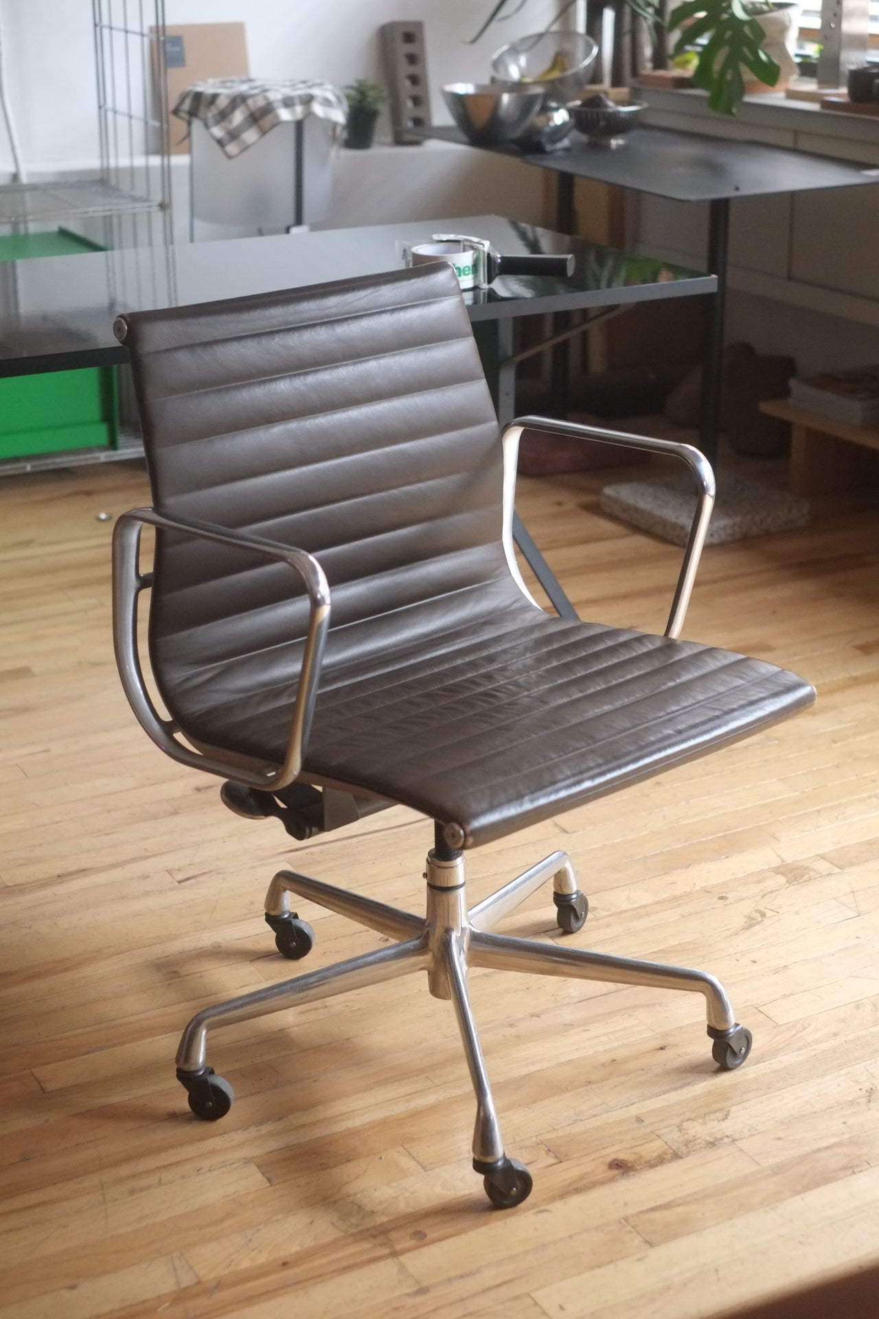 Eames Aluminum Group Management chair (Brown)