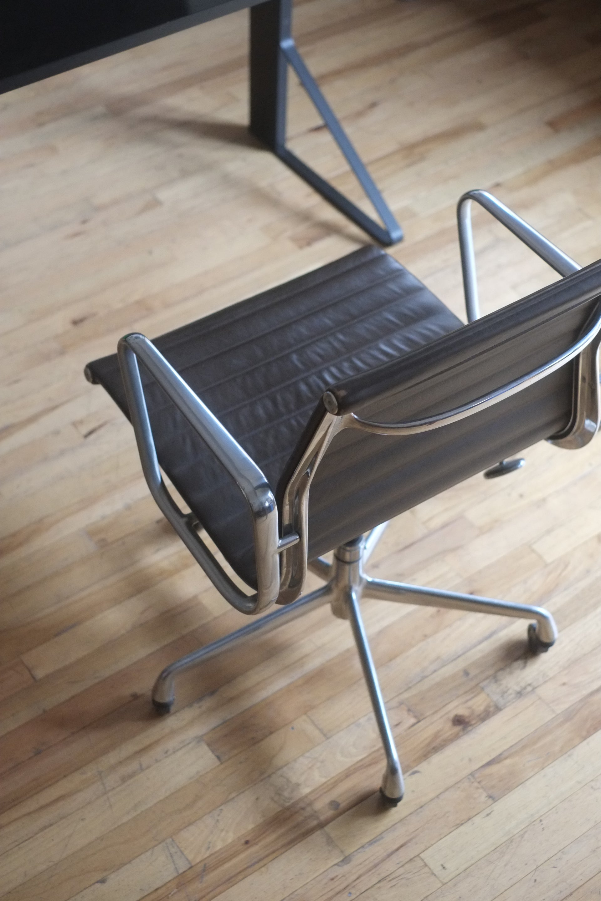 Eames Aluminum Group Management chair (Brown)