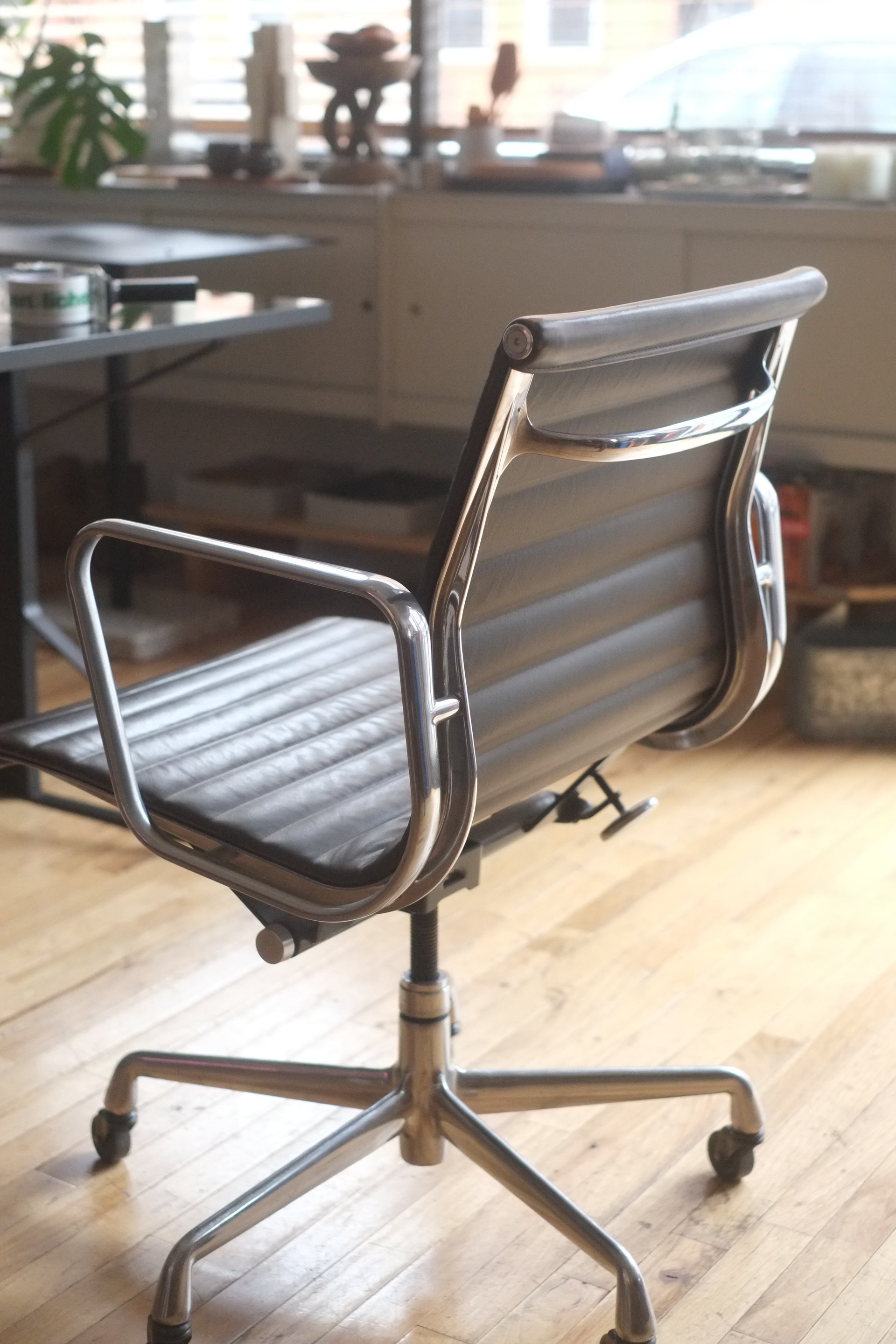 Eames Aluminum Group Management chair (Brown)