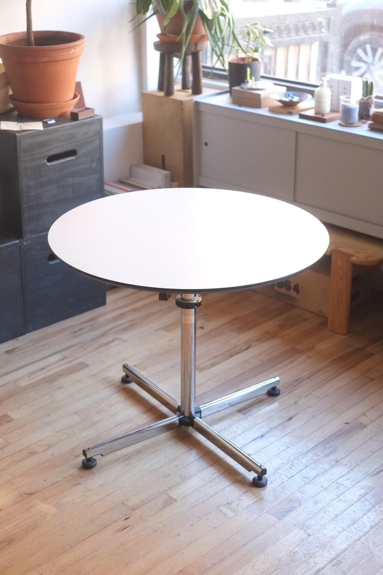 35" KITOS CIRCULAR TABLE by USM