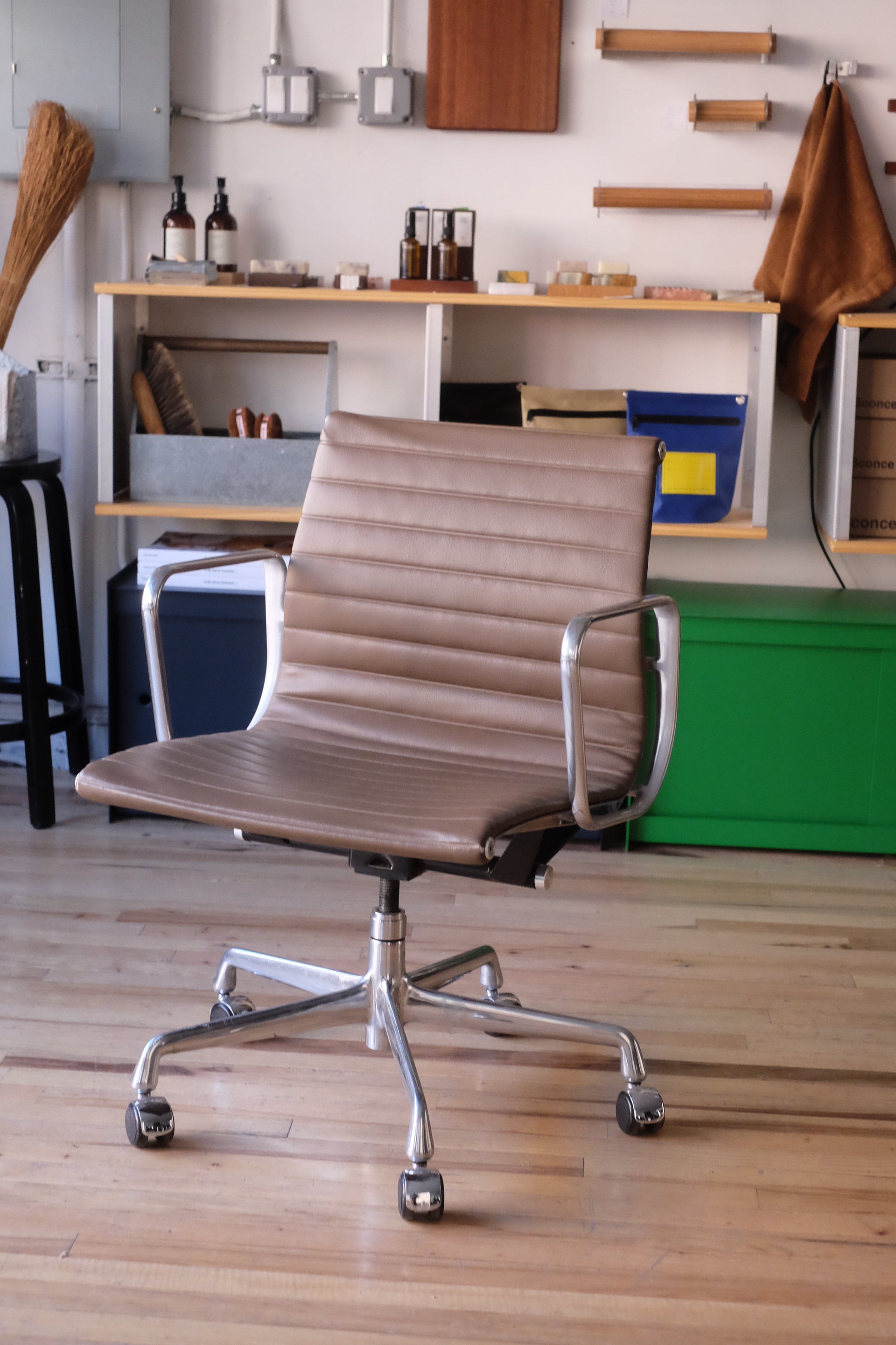 Eames Aluminum Group Management chair (Brown leather)