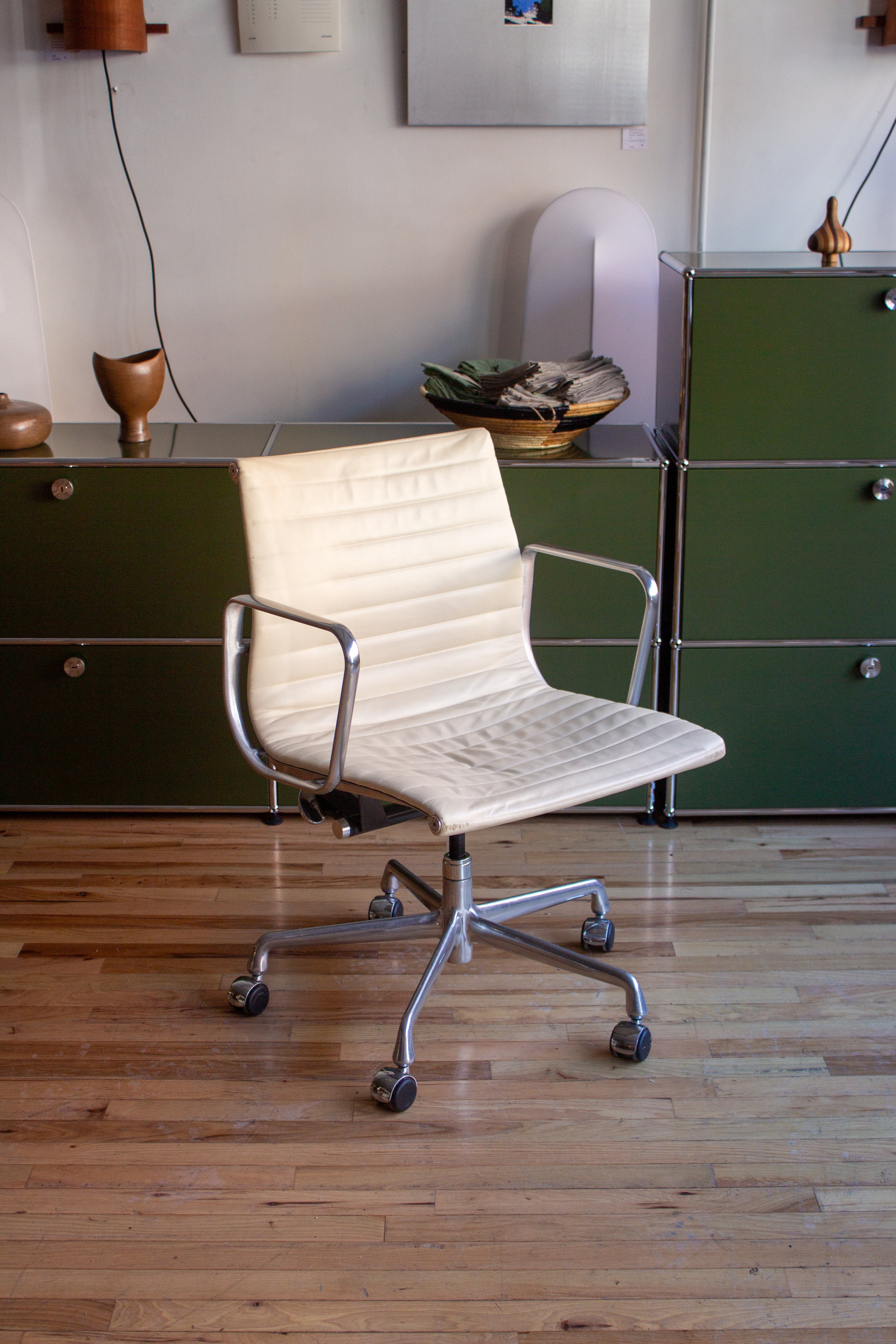 Eames Aluminum Group Management chair White Leather lichennyc