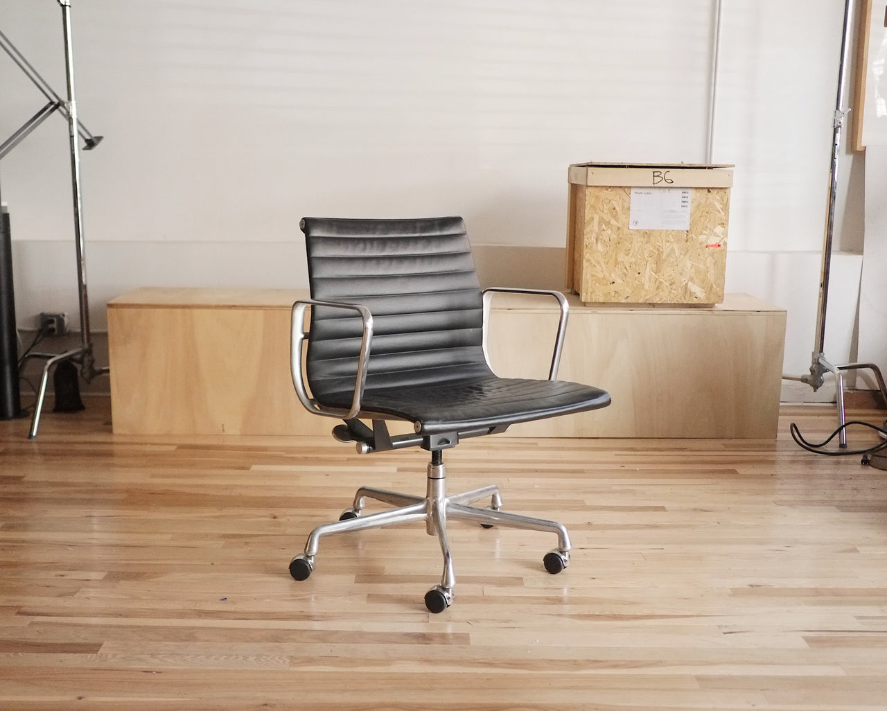 Eames Aluminum Group Management chair (Black Leather)